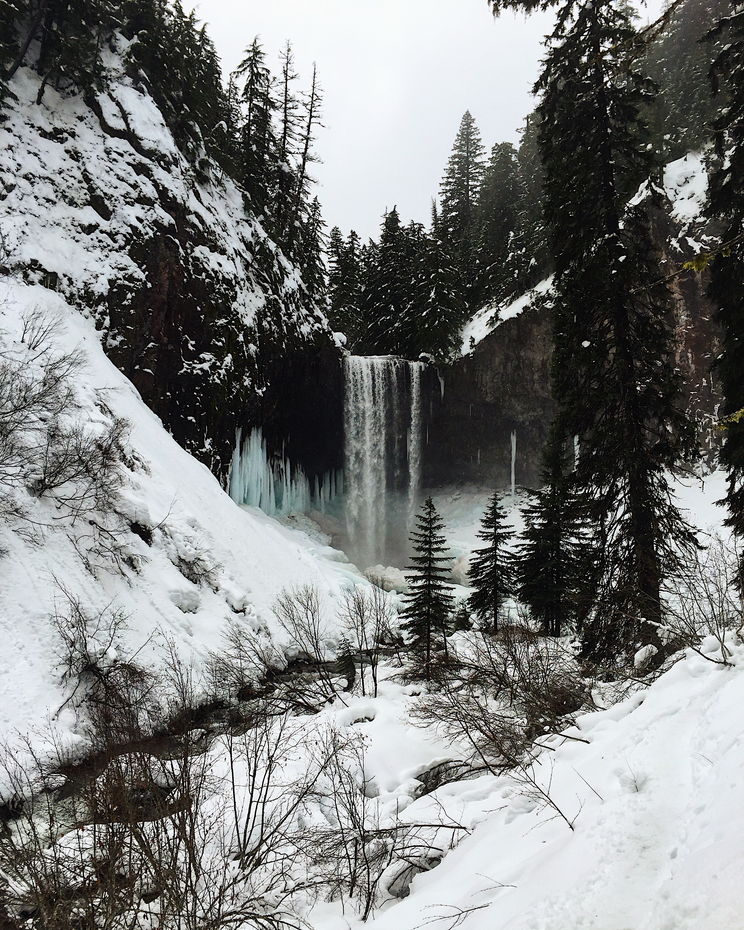 winter frozen waterfall in oregon - best adventures